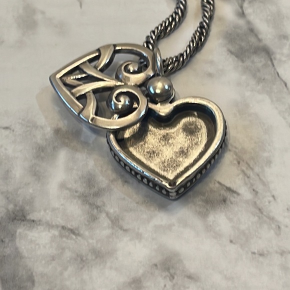 Vintage- Brighton twisted chain with heart pendant that opens with case - Picture 3 of 12